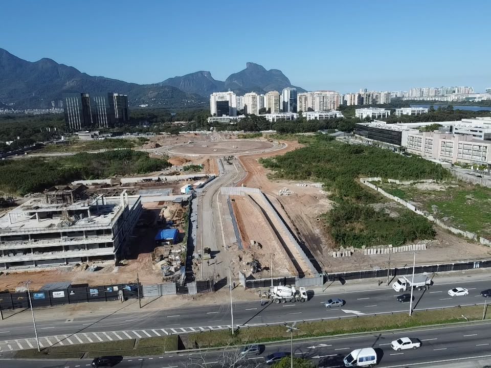 Foto aérea real da obra do Park Avenue vista da Av. Ayrton Senna, com a Pedra da Gávea ao fundo