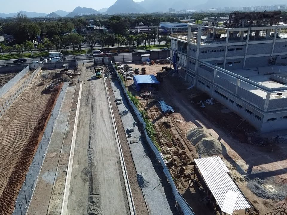 Foto aérea real da unidade Hapvida em estrutura no complexo do Park Avenue, ao lado de uma das novas vias