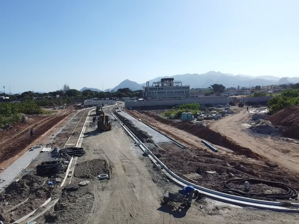 Foto real da obra: tubulação de infraestrutura sendo instalada ao longo de via interna do Park Avenue