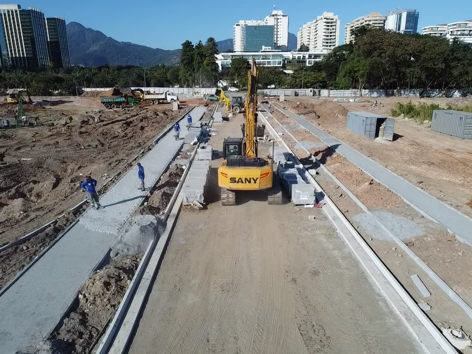 Foto real da obra: escavadeira e equipe trabalhando em uma das novas vias do Park Avenue