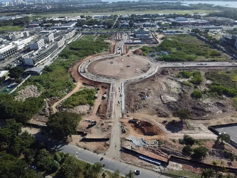 Foto aérea real da obra: rotatória e abertura das vias internas do Park Avenue