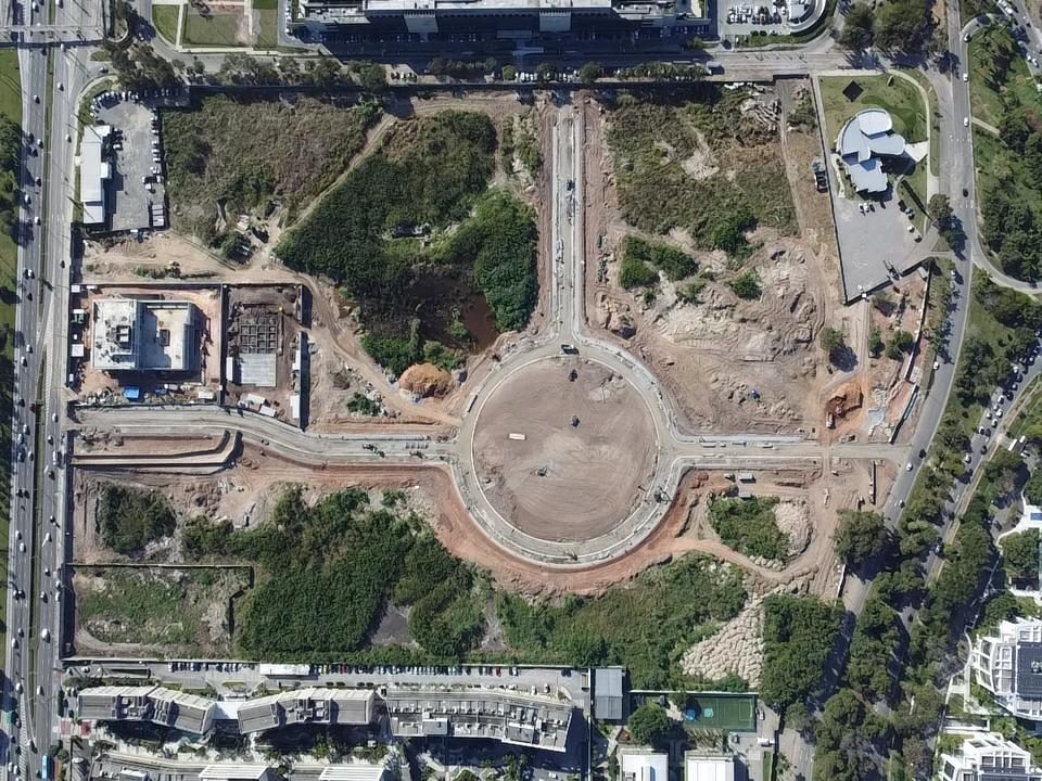 Foto aérea vertical real do terreno do Park Avenue com a rotatória e o traçado das vias