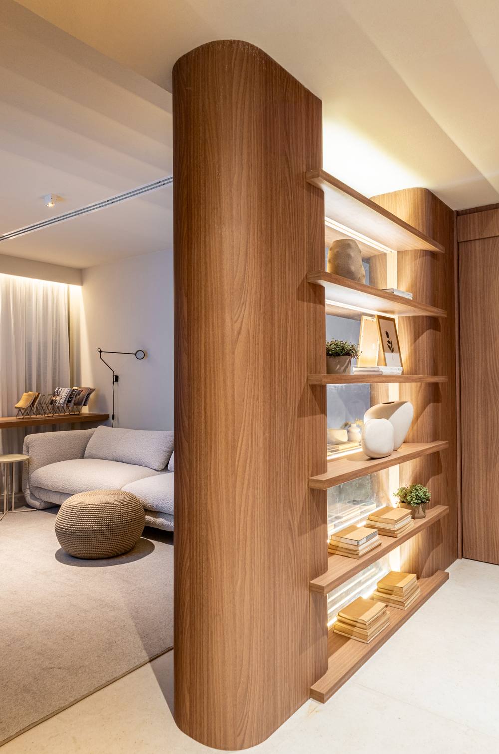 Apartamento decorado — living com estante
