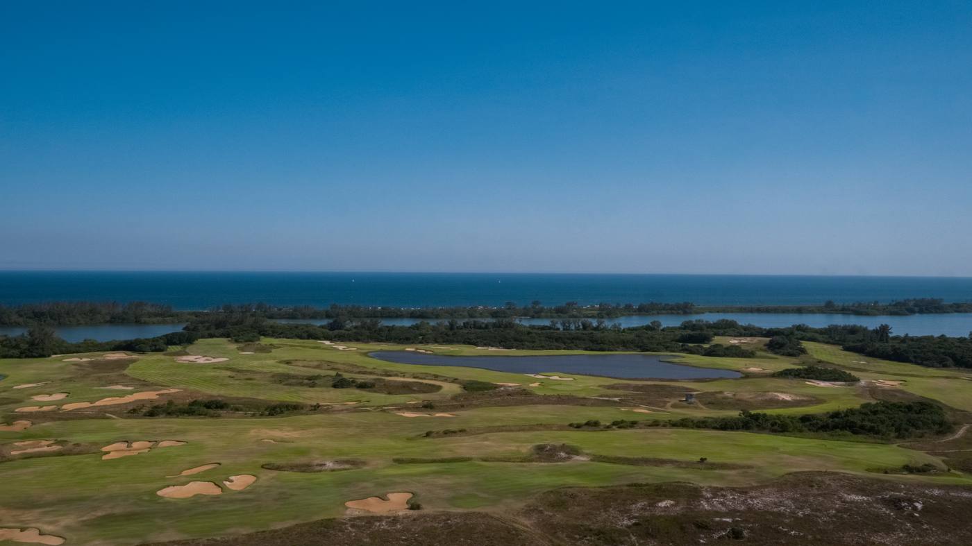 Foto real da região: Campo Olímpico de Golfe, Lagoa de Marapendi e o mar ao fundo