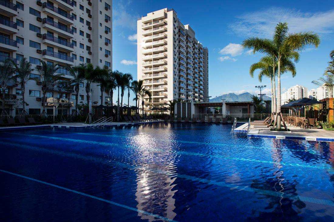 Foto ilustrativa da piscina e dos edifícios