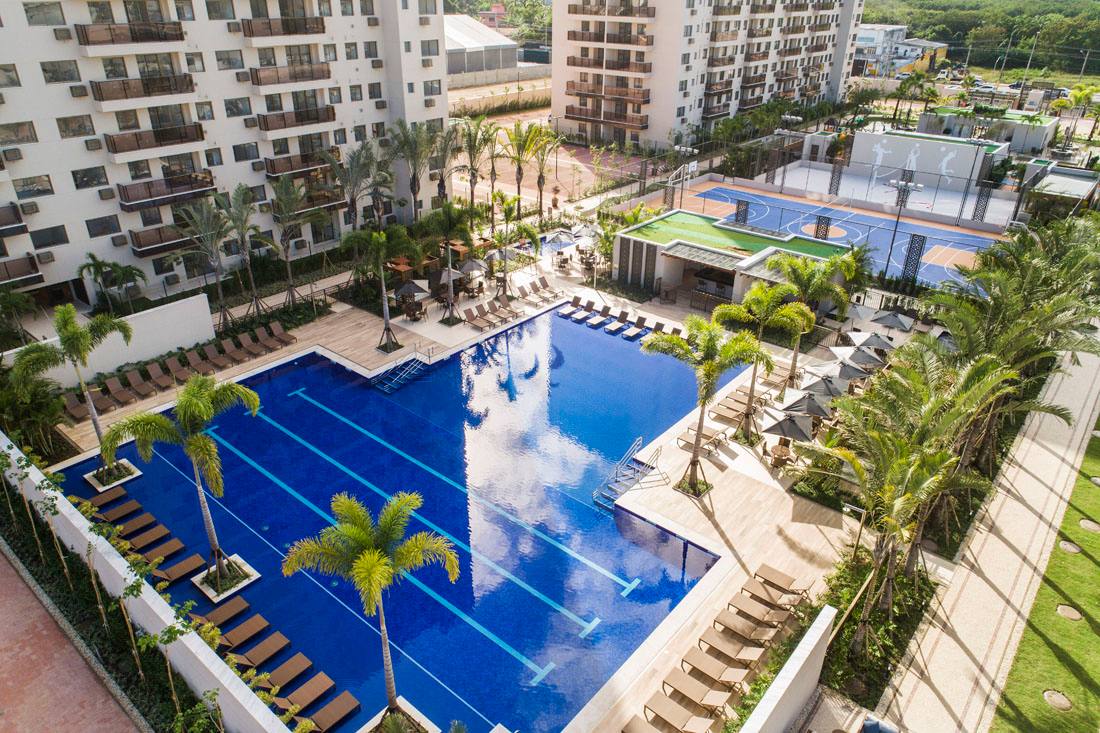 Foto ilustrativa da piscina com raias vista do alto